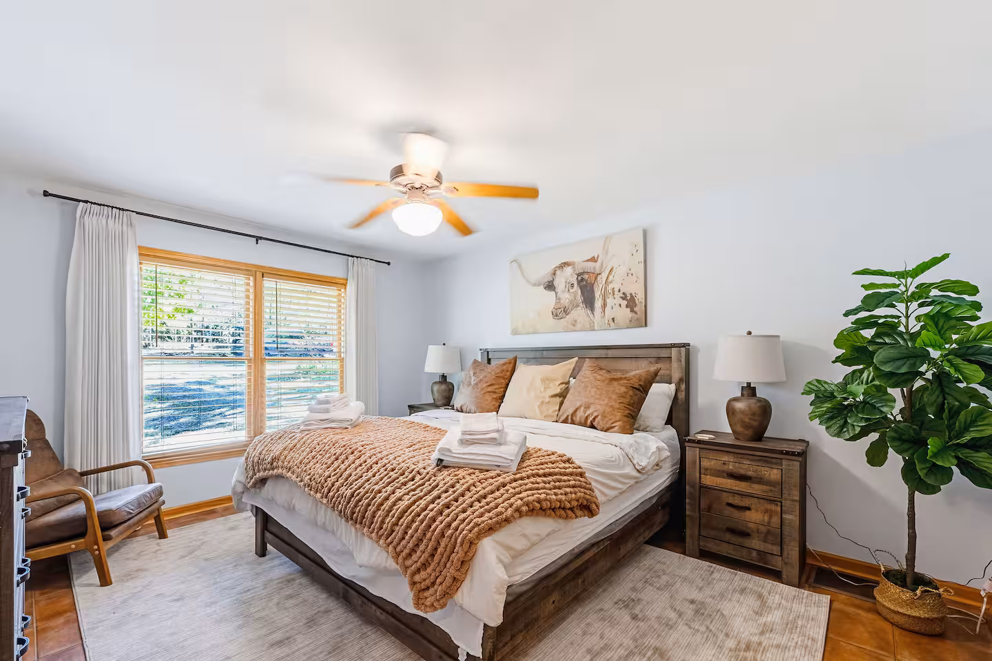 King master bedroom at Reel Easy Retreat