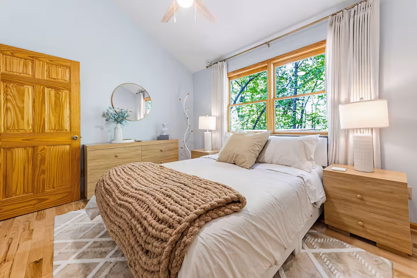Guest bedroom with queen bed